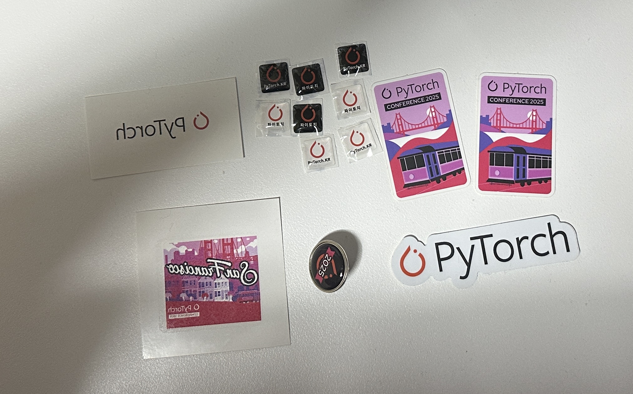 PyTorch 스티커, 현재 내 맥북에 붙여져 있다.